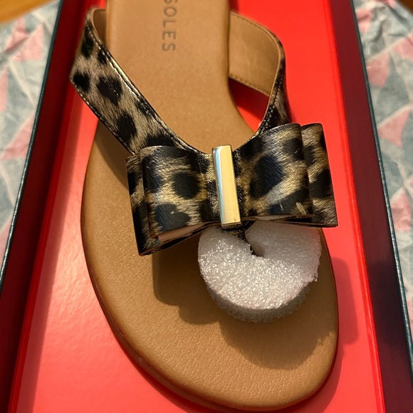 New in box AEROSOLES Leopard Print Flip Flops - Picture 3 of 8